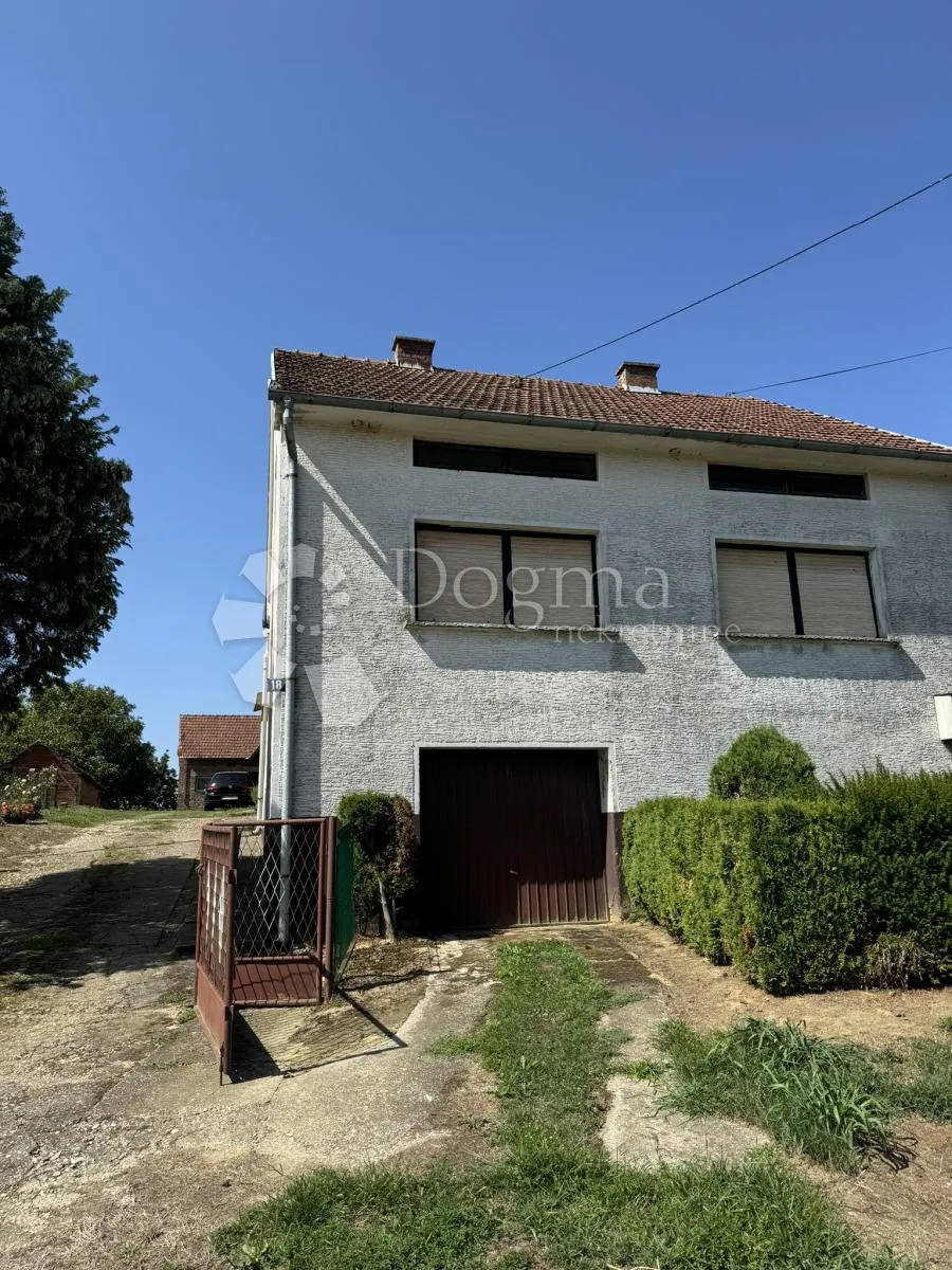 Seosko imanje sa kućom, okućnicom i zemljištem - cover