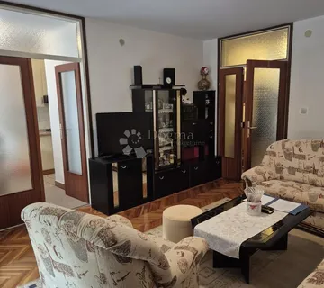 PRODAJE SE PROSTRAN I UREDAN STAN S TERASOM I VRTOM – VISOKA - cover