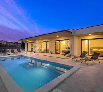 Luksuzna prizemnica s bazenom i prostranim dvorištem - cover