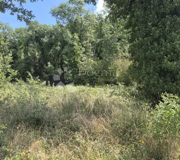 Na prodaju je poljoprivredno zemljište površine 520 m2 - Medulin