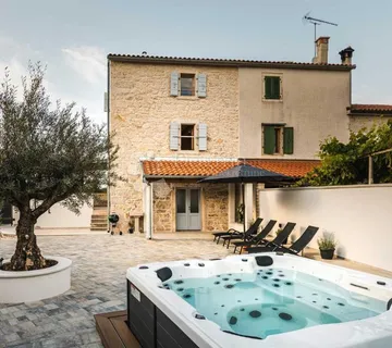 Poreč - renovirana kamena kuća zadnja u nizu s jakuzijem
