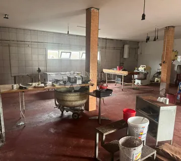 Prodaja poslovnog prostora / skladište / hala - Kninsko Polje, Knin