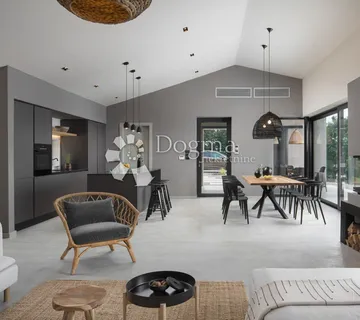 ISTRA SVETI LOVREČ vila na osami sa velikom okućnicom - cover