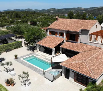 Mediteranski raj u okolici Šibenika - Luksuzna vila na osami