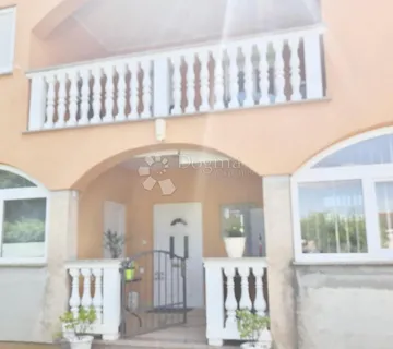Lijepa kuća nadomak mora ! - cover