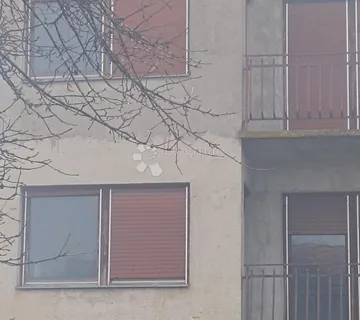 Prostrana Kuća u Glini za adaptaciju - cover