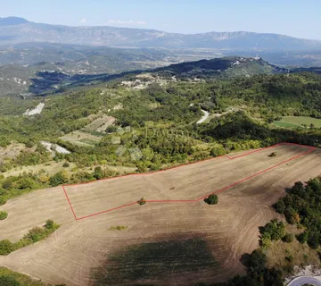 Prekrasna poljoprivredna parcela s panoramskim pogledom - Gračišće