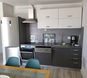 Adaptiran apartman blizu mora sa parkingom - cover