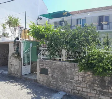 VELA LUKA, KORČULA - CENTAR Kuća s terasom,vrtom i garažom
