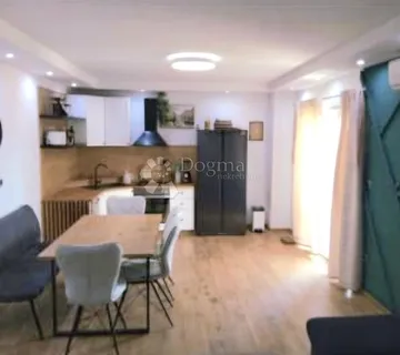Dvosoban stan s dodatnim apartmanom, Dugi Rat