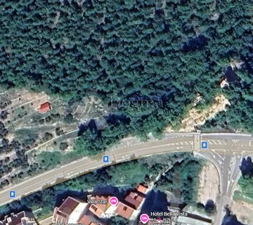 Zemljište uz magistralu s pogledom na more - Drvenik, Gradac