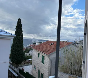 Bol na Braču – svijetao stan s dva balkona i parkingom, mirna lokacija - cover