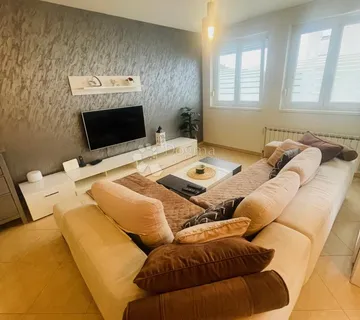 DIVAN OBITELJSKI STAN - cover