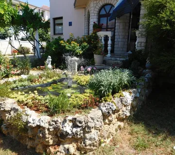 Prekrasna kuća u Pješčanoj uvali s 4 stana  - cover