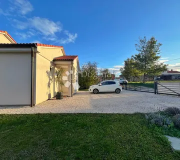 PRIZEMNICA S PANORAMSKIM POGLEDOM I VELIKOM OKUĆNICOM - cover