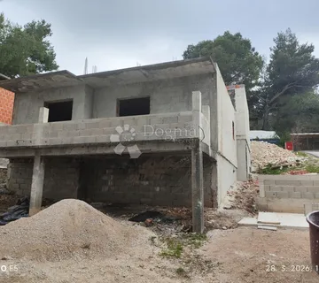 Rijetka prilika - Donji Karin, kuća u roh-bau fazi, 150 m od mora, mirno vikend naselje - cover