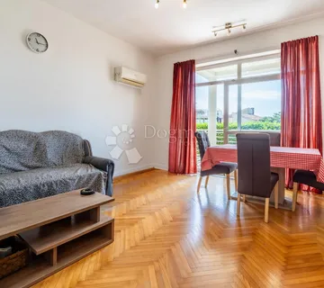 Grad Krk – elegantan apartman s privatnim vrtom, dvije terase i parkirnim mjestom