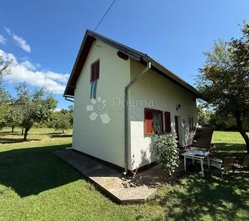 Kuća S Uređenim Dvorištem 2088 M2 , 70% Izgradivosti - Lovinac