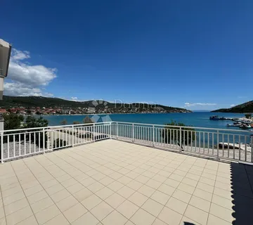 Kuća S 3 Apartmana I Poslovnim Prostorom Vinišće - Vinišće, Marina