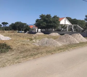 PRODAJA: Prostrano građevinsko zemljište 2.500 m² s velikim potencijalom – Smilčić - Smilčić, Benkovac