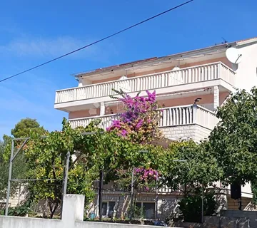 PRILIKA U BRODARICI- Kuća blizu mora, s 6 apartmana i 3-Sobnim stanom!! - Brodarica, Šibenik