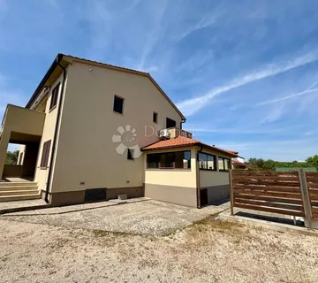 Grad Krk, Kuća Sa Bazenom + Investicijski Teren