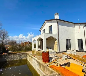 MEDITERANSKA KATNICA S BAZENOM I POGLEDOM NA MORE - KLJUČ U RUKE - cover