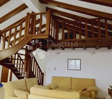 VELIKI APARTMAN - BAZEN NA KORIŠTENJE - cover