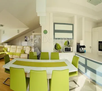 Penthouse u Baškoj Vodi – Dvoetažni, kompletno namješten - cover