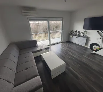 Kuća s dva stana i 8300 m² građevinskog zemljišta - Labin