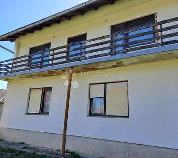 Sunčan i uredan posjed u gradu duhova - cover