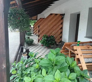 Kuća u Korenici, za investiciju i život - Korenica, Plitvička Jezera