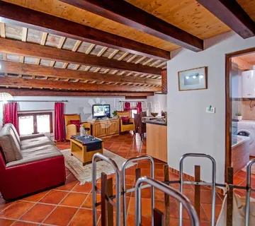 Sjajan Etažirani Stan 40 m² – Prvi i Drugi Kat, 100 m od Mora! - Rovinj