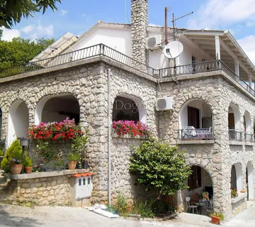 Atraktivni stan za najam sa očaravajućim pogledom na Kvarnerski zaljev - Lovran