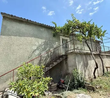 Samostojeća kamena kuća za renovaciju s pogledom - Gračišće