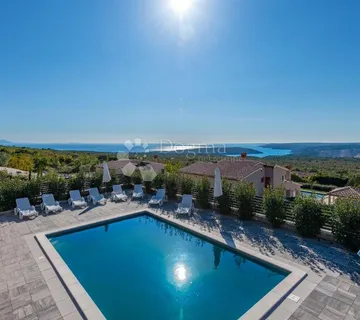 Kuća s dva stana, bazenom i pogledom na more – odlična investicija za turizam! - Labin