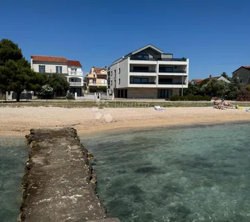 TOP LOKACIJA! Stan 84,53 m² + vrt 90 m² | 10 m od plaže - Srima, Vodice