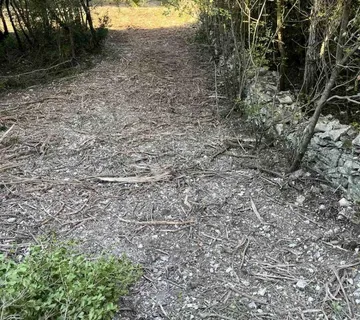 ATRAKTIVNO ZEMLJIŠTE S LEGALIZIRANOM ZAPOČETOM GRADNJOM BLIZU DUGE UVALE - cover