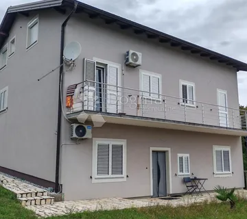 KUĆA SA TRI ZASEBNA STANA - cover