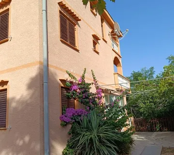 Kuća s tri stambene jedinice u blizini Nina - cover