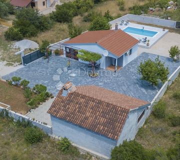 Kuća sa bazenom i velikom okućnicom u mjestu Gaćelezi - cover