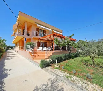 APARTMANSKA KUĆA U BLIZINI MORA I PLAŽE - SUKOŠAN - cover