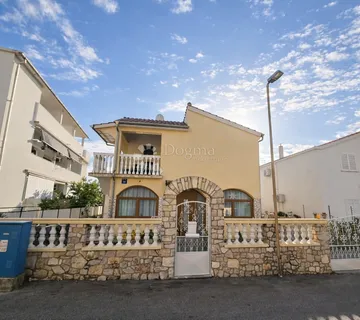 VODICE, Predivna kuća s tri stambene jedinice - cover