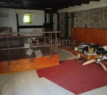 VODICE - poslovno-stambeni prostor u centru blizu mora