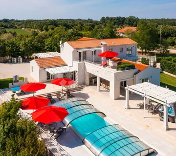 Prostrana Villa S Bazenom I Sadržajima Na Rubu Sela - Svetvinčenat