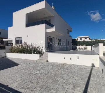 VODICE - novoizgrađena, atraktivna kuća s bazenom