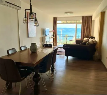 Prostran stan uz more s garažom - Jesenice - cover