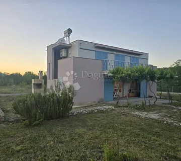 Moderno uređena dvoetažna kuća s velikom okućnicom i maslinikom – okolica Drniša (Kanjani / Kadina Glavica) - Kanjane, Drniš