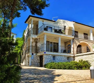 Rovinj – kuća s dvije stambene jedinice s pogledom na more