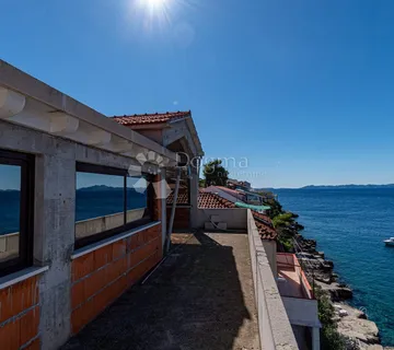 Prvi Red Do Mora, Lokacija Atraktivna - Čara, Korčula